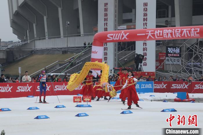 图为：2019年国际雪联城市越野赛杭州站开幕式上的舞龙表演。　王伟臣 摄