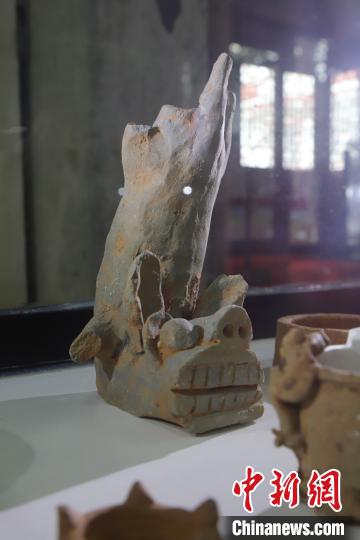 图为江西省赣州市大余县博物馆展出此次北宋古窑址出土的文物。　吴寿生 摄