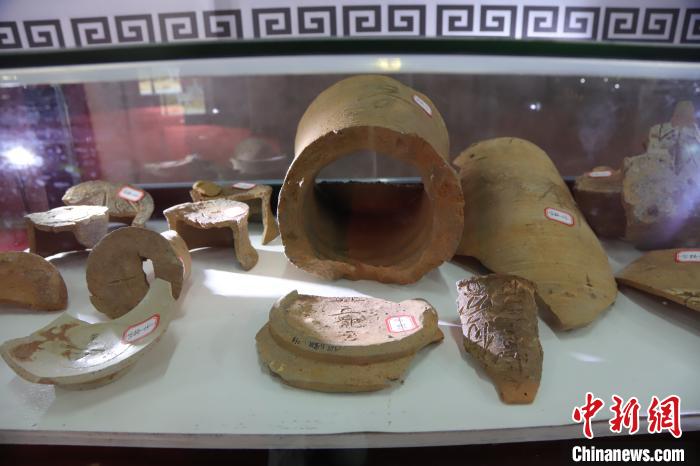 图为江西省赣州市大余县博物馆展出此次北宋古窑址出土的带有铭文的残片。　吴寿生 摄