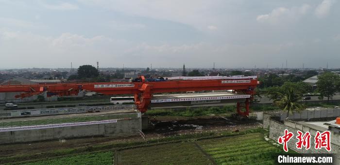 印度尼西亚当地时间12月19日，印度尼西亚雅(加达)万(隆)高铁，首榀箱梁架设成功。图为长32米、高2.6米，重达720吨的“巨无霸”箱梁精确落在了印尼雅万高铁1203特大桥370#桥台和369#桥墩上。　韩新亮 摄