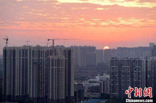 资料图：图为成都城区一角，太阳正从东方升起。<a target='_blank'  data-cke-saved-href='http://www.chinanews.com/' href='http://www.chinanews.com/'>中新社</a>记者 刘忠俊 摄
