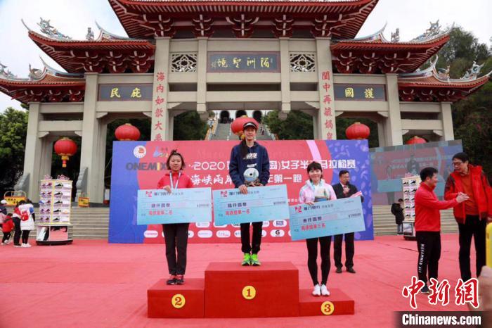 中国运动员吴宣霞以1小时17分31秒夺得本次赛事活动冠军，埃塞俄比亚阿拉多·艾胡·特斯法和中国台湾苏凤婷分获亚军、季军。　林春盛 摄
