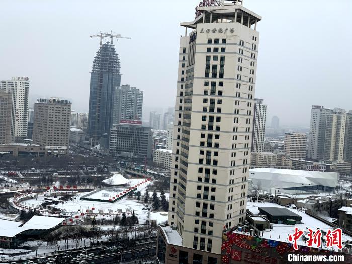 图为西宁迎来了2020年的首场降雪。　孙睿 摄