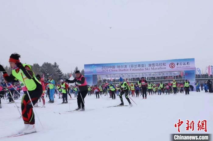 图为2020中国·哈尔滨(芬兰蒂亚)滑雪马拉松赛现场。(程志忠摄)