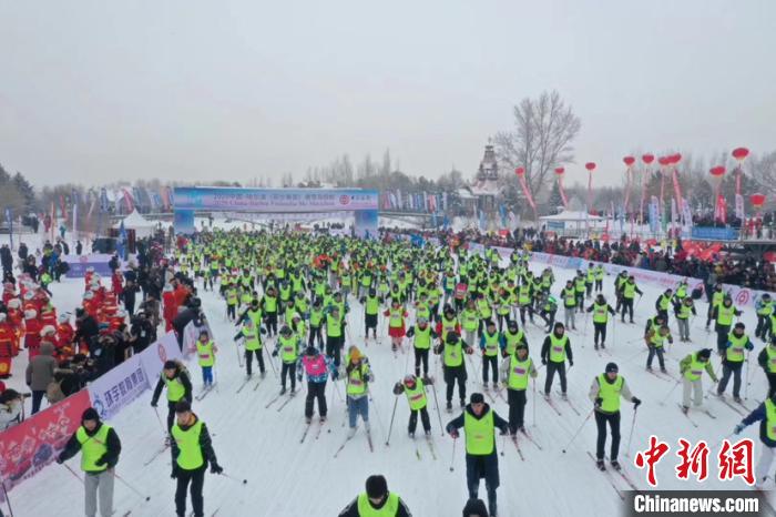 图为2020中国·哈尔滨(芬兰蒂亚)滑雪马拉松赛现场。(程志忠摄)