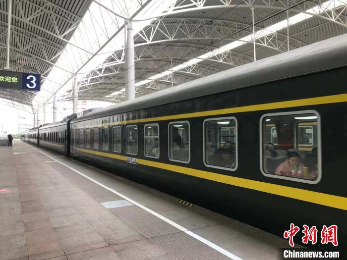 2020年铁路上海站春运首趟临客上海至乌鲁木齐K4666次发车。　王子涛 摄