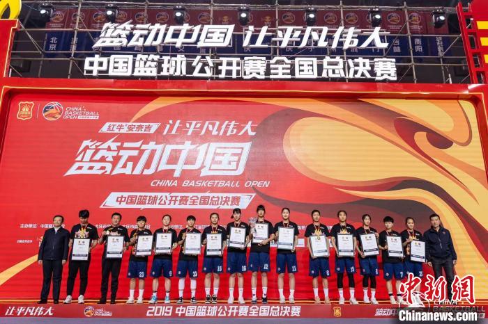 清华大学队获得女子“冠军赛”冠军。公开赛组委会提供