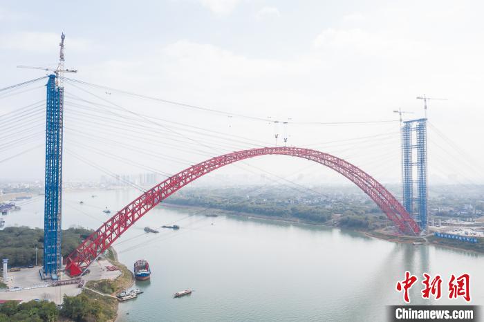 1月10日，广西平南三桥主拱肋实现高精度合龙。　陈冠言 摄