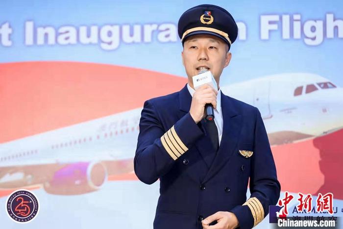 澳门航空首席飞行员林家全也来到现场，他曾降落过北京首都国际机场的三个航站楼，此次也成功降落在北京大兴国际机场。(澳门航空供图)