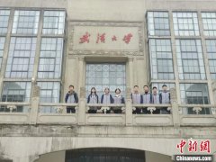 湖北十堰一初中老师自费请5名进步较大学生游武大 引众多家长点赞