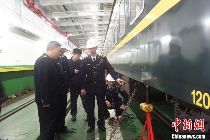 海事执法人员在检查列车的系固绑扎 刘毓林 摄