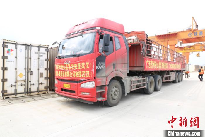 图为运输果蔬的卡车 林浩 摄