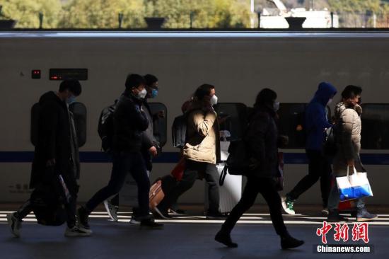 资料图：旅客们在火车站乘坐火车出行。<a target='_blank'  data-cke-saved-href='http://www.chinanews.com/' href='http://www.chinanews.com/'>中新社</a>记者 泱波 摄