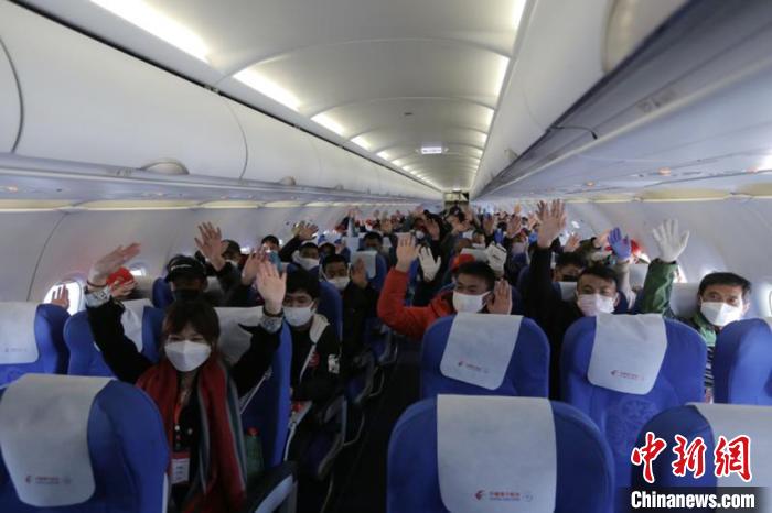 延边州106名外出务工人员搭载东方航空公司包机飞赴宁波 延吉朝阳川国际机场供图 摄