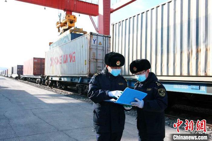 绥芬河海关关员在查看中欧班列货物。　高运波 摄