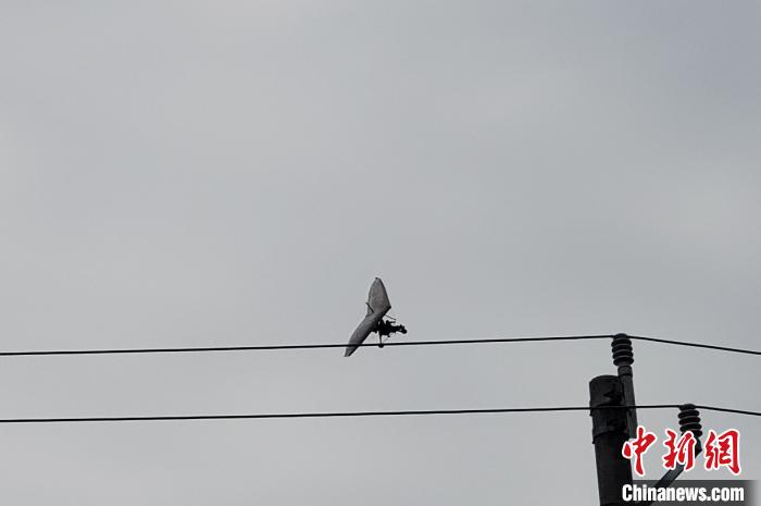 图为一架动力滑翔机在婺源县江湾镇栗木坑村上空飞行。(手机拍摄) 袁铮 摄