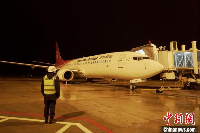 图为2020年3月30日，深圳航空湖北宜昌至广东惠州ZH8946次航班圆满执行，搭载旅客从湖北家乡返回到惠州工作地。惠州机场供图