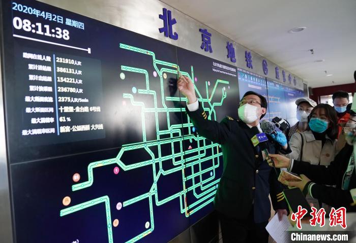 北京6条地铁线路实施新编“超常超强”运行图，进一步缩短列车运行间隔，提高运输能力，控制列车满载率，提高乘客乘车舒适度。　<a target='_blank'  data-cke-saved-href='http://www.chinanews.com/' href='http://www.chinanews.com/'>中新社</a>记者 苏丹 摄