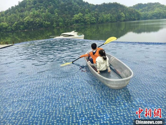 4月6日，江西省新余市仙女湖区凤凰湾亲子乐园，游客在湖中小艇休憩。　何闯 摄