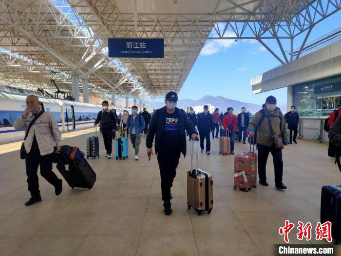 图为旅客搭乘动车到云南丽江。中国铁路昆明局集团供图