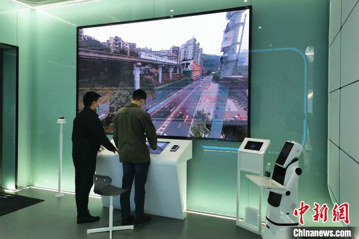 图为重庆联通工作人员在礼嘉智慧公园·5G体验馆调试5G+VR360度全景直播。两江产业集团 供图