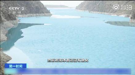 新疆昭苏玉湖出现罕见蓝冰 这片湖颜色随季节变化，美丽至极！