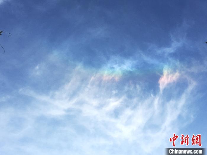 据气象专家介绍，天空出现的“七彩祥云”其实是当云比较多，有小冰晶出现时，阳光折射后发生的一种衍射现象而形成“日华”。　赵海梅 摄