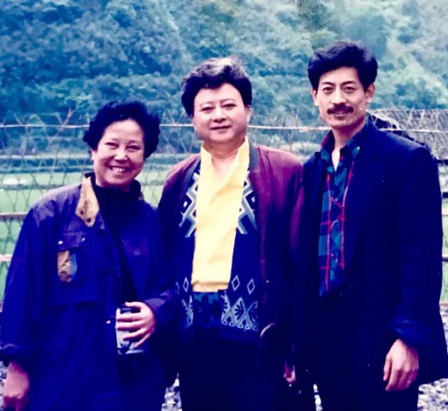 张曼茹（左一）和胡松华