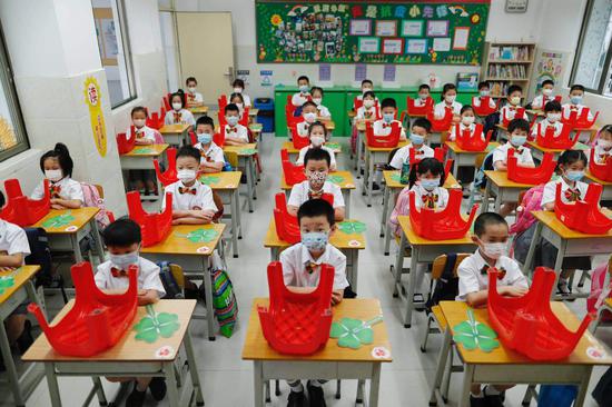 　广州市天河区华康小学教室保持单人单桌。