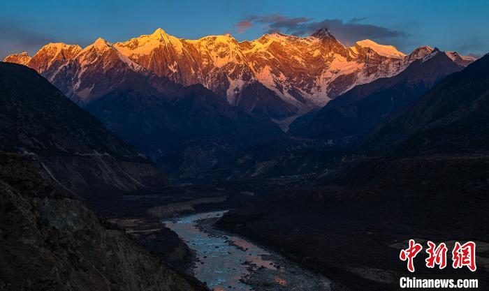 图为从雅鲁藏布大峡谷观南迦巴瓦峰日照金山景观。　何蓬磊 摄