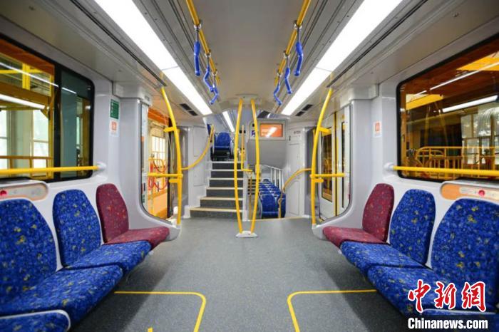 澳大利亚悉尼双层客车二期项目首列车在中车长客股份公司下线。中车长客股份公司供图