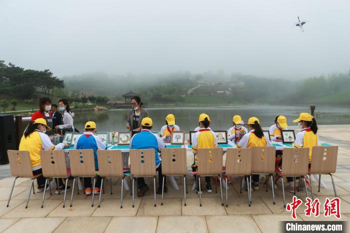 图为小学生在植物园写生。　杨熙良 摄