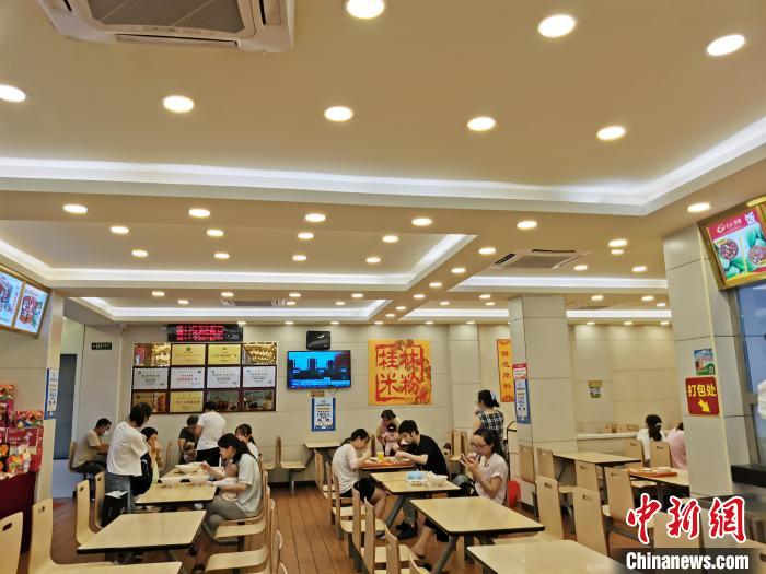 6月5日，广西桂林市区一家五星级的崇善米粉店就餐环境。　欧惠兰 摄