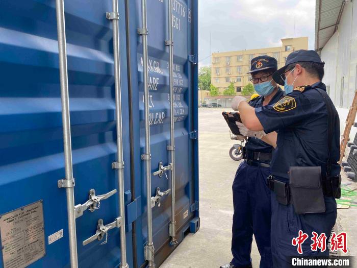 广州海关所属广州车站海关关员对新线路发运货物进行查验，核对关锁号码 文莹 摄