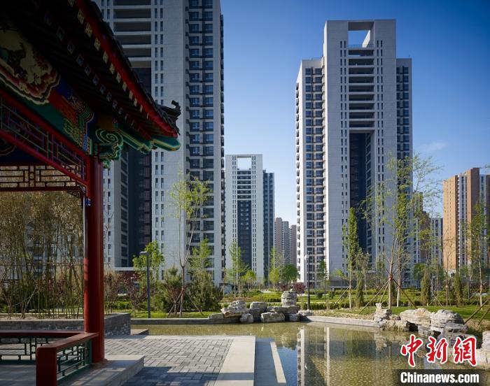 图为展览上展出的不同时期北京市住房图片。北京市规自委供图