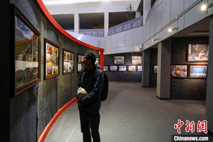图为市民观看西藏文化遗产主题图片展。　何蓬磊 摄