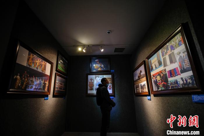 图为市民观看西藏文化遗产主题图片展。　何蓬磊 摄