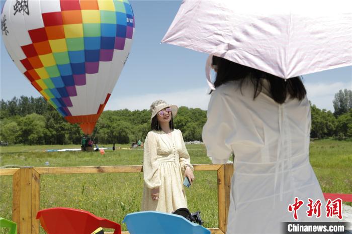 游客在热气球前合影留念 吕品 摄