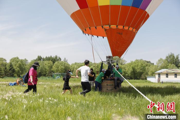 哈尔滨热气球体验走俏游客“飞阅”太阳岛