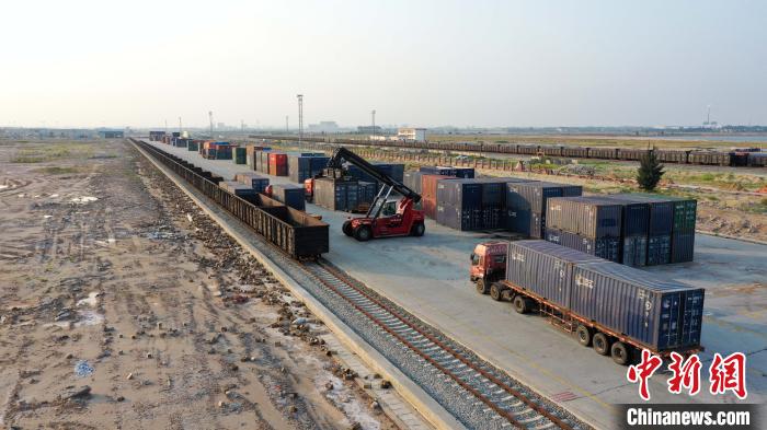 5月28日，一列集装箱班列正在钦州铁路集装箱中心站装车。　陈磊 摄