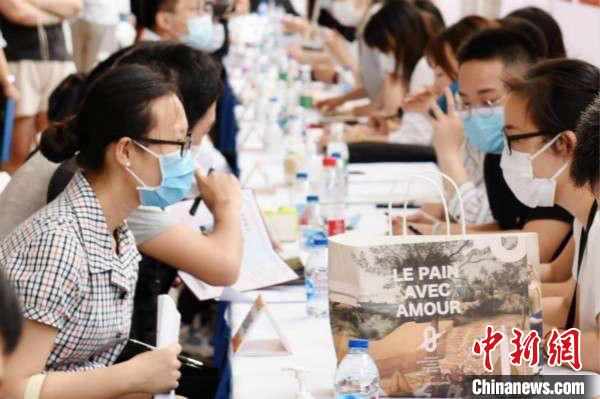 50家国企推出1100余岗位上海举办今年首场面向大学生国企专场招聘会