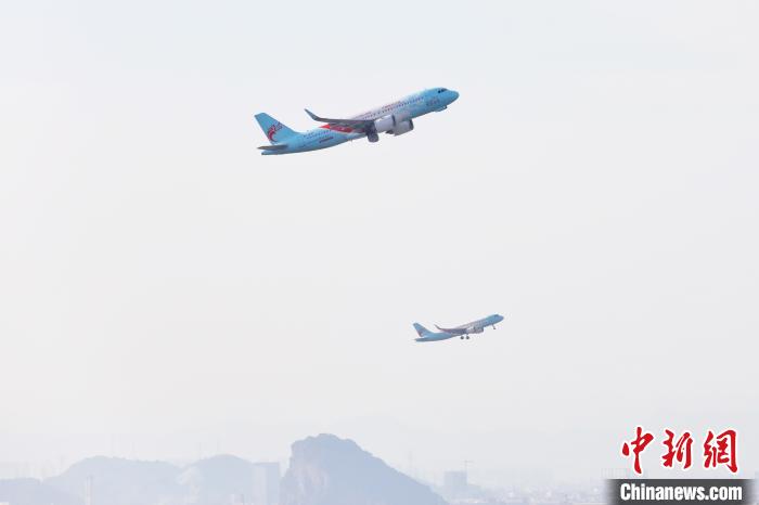 杭州机场启动“双跑道”独立运行。　谭申捷 摄
