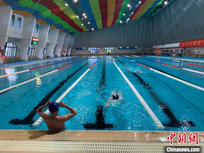 武汉一游泳馆免费开放试运行实行预约限流入馆