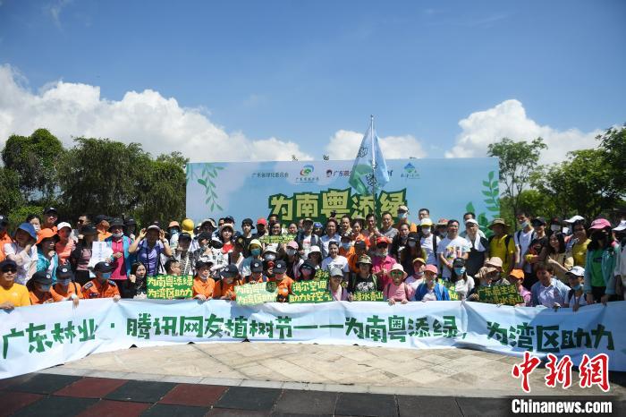 近百人参与广州南沙湿地公园的植树活动。　程景伟 摄