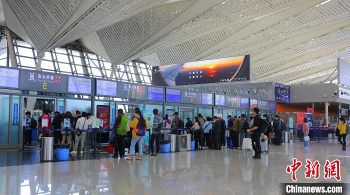 图为西宁机场内，旅客正在排队安检。青海机场公司供图