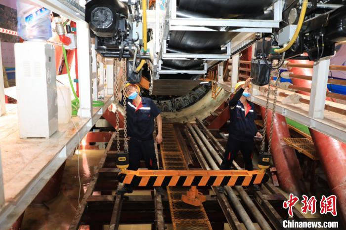 工作人员在做盾构机出发前的检测。 广东省水利厅 供图