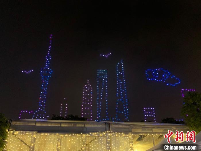 近千架无人机表演上海天际线图案 李秋莹 摄
