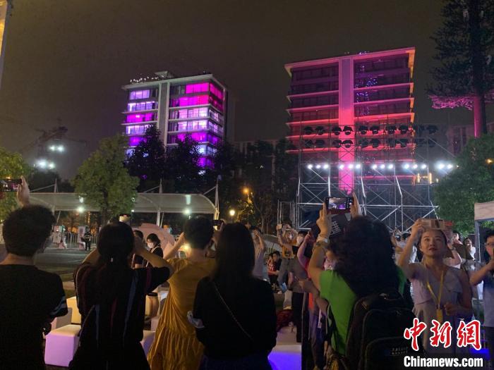 助力经济复苏上海黄浦江畔首个大型都市印象秀启幕