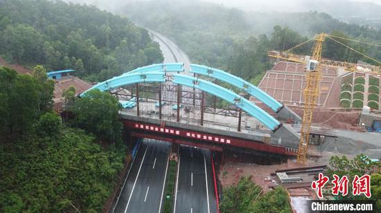 上新跨长深高速公路大桥拱肋吊装施工周群能摄
