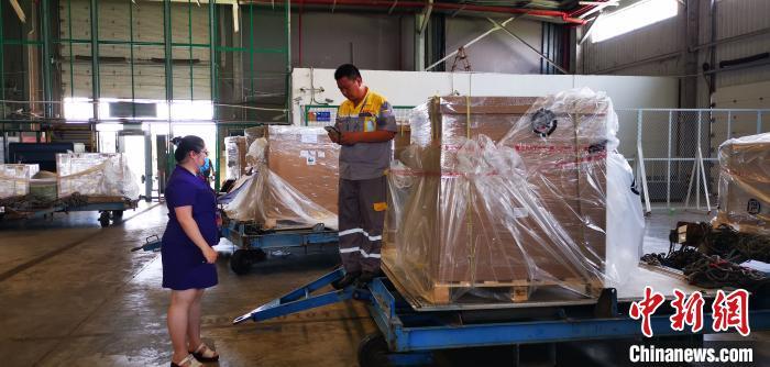 图为工作人员准备拉货装机(货物主要以海产品为主)。　钟发珊 摄